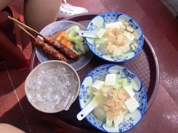 Hình ảnh chè khúc bạch đặc trưng tại nhà Suvy