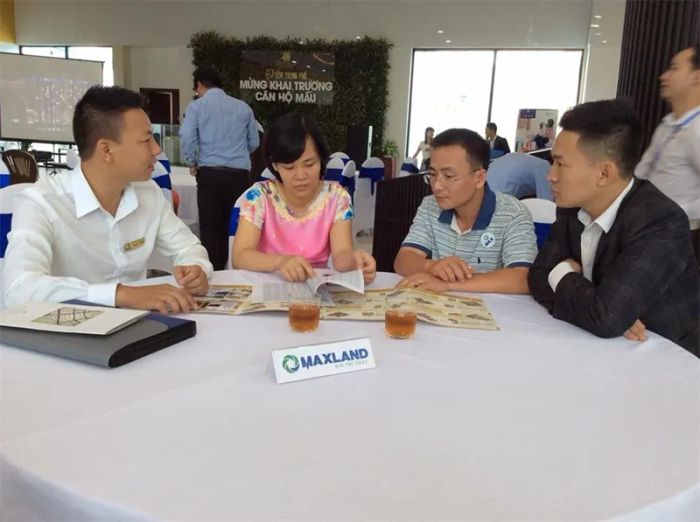 Hình ảnh chuyên viên Maxland tận tâm tư vấn giải pháp đầu tư cho khách hàng
