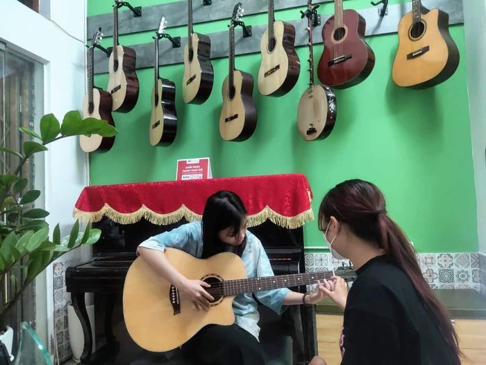 Hình ảnh lớp học guitar tại Green Music