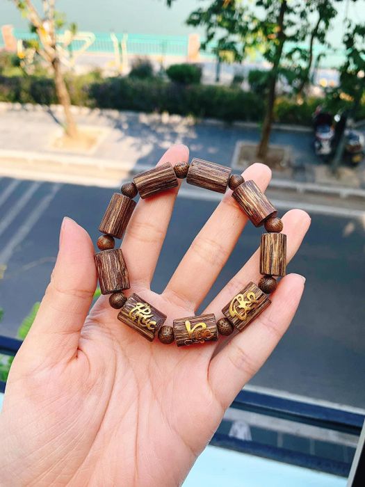 Hình ảnh của Vòng Tay Trầm Hương An Phú – Vẻ đẹp đậm đà phong thủy và thanh khiết của trầm hương thiên nhiên