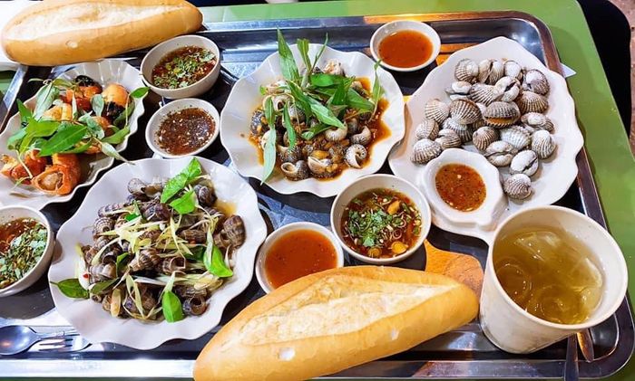 Hình ảnh không gian ấm cúng và món ngon đặc trưng tại Ốc Lan Béo