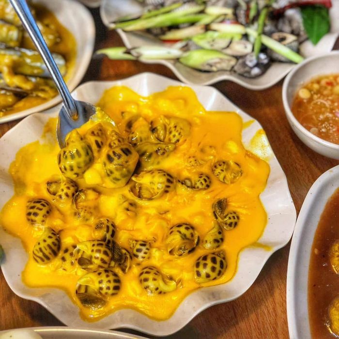 Không gian ấm cúng tại Ốc Bự Hải Phòng