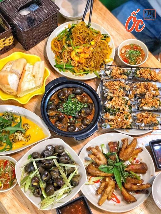 Hình ảnh thực khách thưởng thức các món ốc đa dạng tại quán