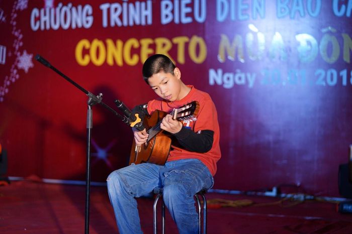 Hình ảnh lớp học guitar tại Star Music