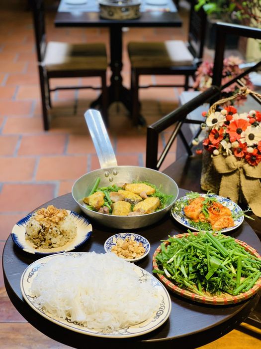 Món chả cá truyền thống được trình bày tinh tế tại Chả Cá Lãng Liêu