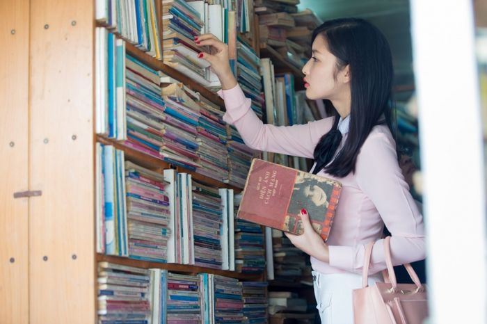 Hoa hậu Triệu Thi Hà ghé thăm và ủng hộ văn hóa đọc tại hiệu sách cũ