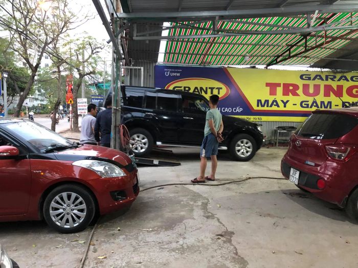 Không gian làm việc chuyên nghiệp tại Gara Ôtô Trung Kiên