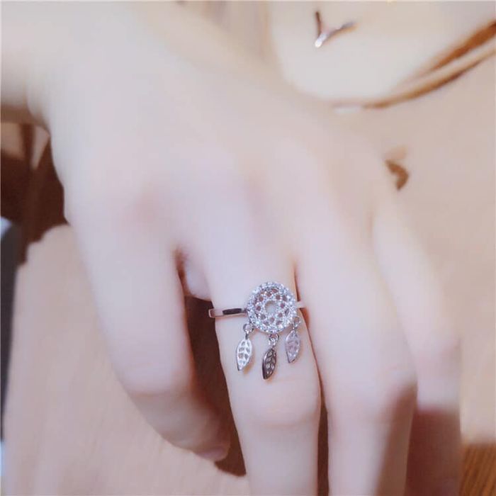 Hình ảnh của Dế Bạc luôn mang lại sự tươi mới, nổi bật và lấp lánh, giúp bạn tự tin khoe vẻ đẹp thanh lịch, tự nhiên trong mỗi dịp quan trọng. Các thiết kế vừa đơn giản vừa tinh tế nhưng không kém phần quyến rũ.