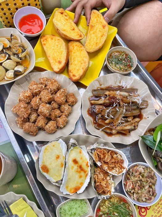 Không gian ấm cúng tại Dung Mama - Ốc Hải Phòng