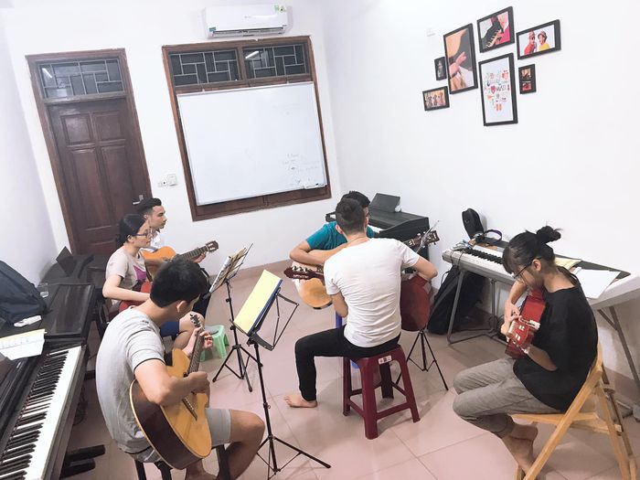 Hình ảnh lớp học guitar tại Alpha Music
