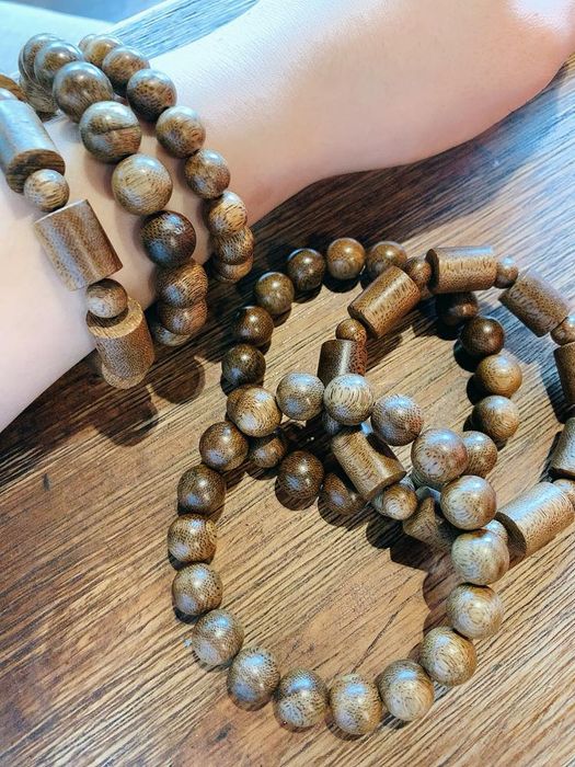 Khoảnh khắc đầu tiên về vẻ đẹp của vòng tay Huyết Long – Sự kết hợp hoàn hảo giữa tinh hoa gỗ và nghệ thuật chế tác