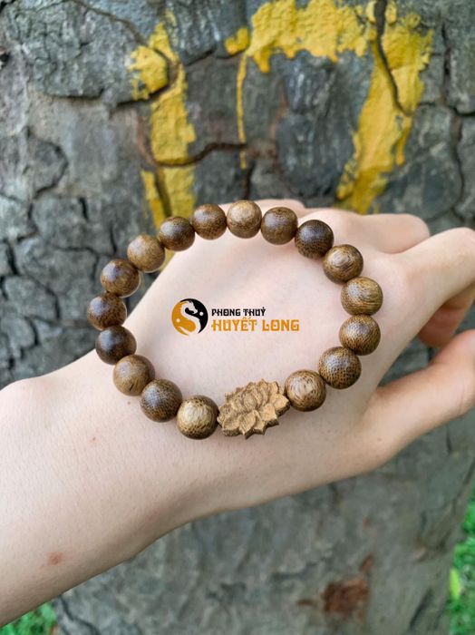 Hình ảnh thứ hai về vòng phong thủy Huyết Long – Vẻ đẹp sâu lắng và linh thiêng từ gỗ tự nhiên