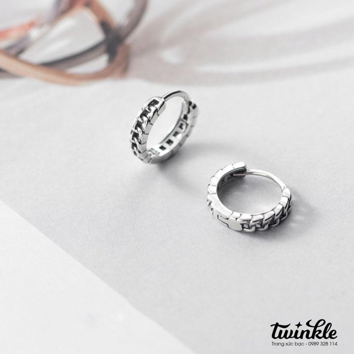 Twinkle - Trang sức bạc, mang đến những mẫu thiết kế ấn tượng, đơn giản mà không kém phần tinh tế. Cửa hàng chuyên cung cấp các loại trang sức bạc 925 chất lượng, với những sản phẩm bắt mắt từ nhẫn, lắc tay đến dây chuyền, tất cả đều được chế tác tinh xảo, đáp ứng nhu cầu làm đẹp của những tín đồ yêu thích sự thanh lịch.