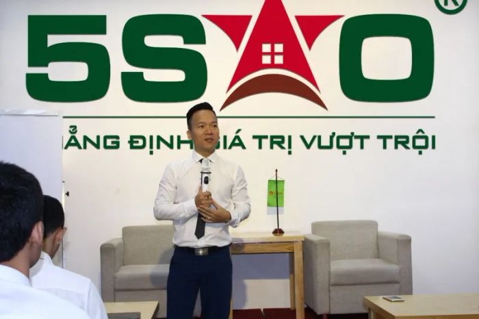 Ông Nguyễn Tuấn - Giám đốc Chiến lược Địa ốc 5 Sao chia sẻ chuyên môn tại hội thảo đào tạo sản phẩm bất động sản nghỉ dưỡng cao cấp của Vingroup