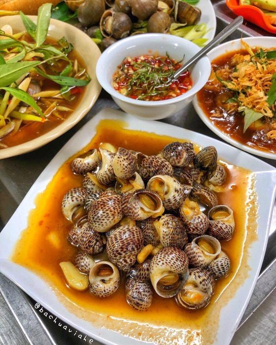 Những món ốc đặc sản được chế biến tinh tế tại Ốc Mít Mật