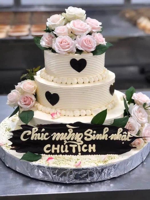 Nguyễn Sơn Bakery ảnh 2 - Hình ảnh ấn tượng về những chiếc bánh opera cổ điển, lớp bánh mỏng xen kẽ ganache chocolate hảo hạng