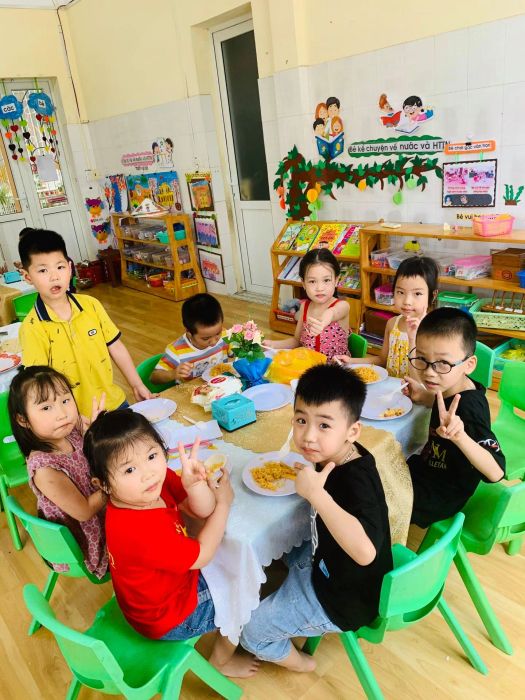 Hình ảnh Trường mầm non Sở Dầu - Khoảnh khắc đẹp của các bé trong giờ học sáng tạo, nơi tri thức được truyền tải qua những trải nghiệm vui vẻ.