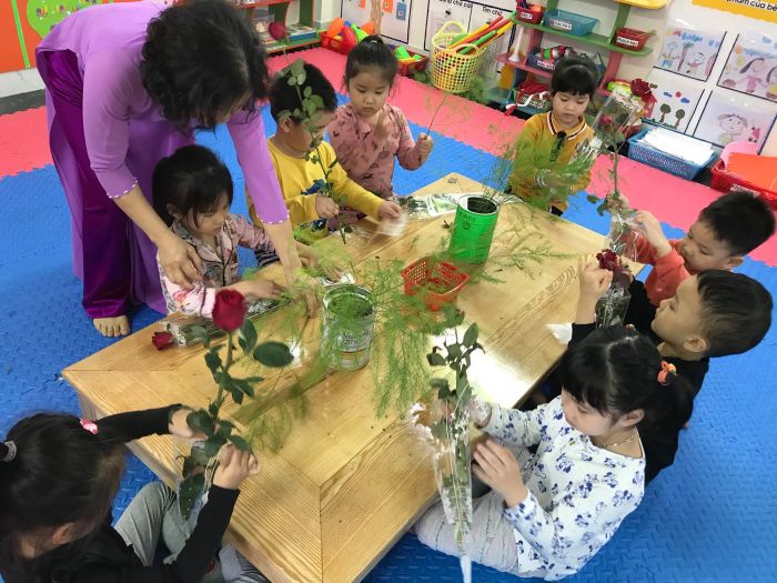 Hình ảnh Trường Mầm non Happy - Khoảnh khắc đáng yêu của các bé trong môi trường học tập hạnh phúc, nơi mỗi ngày đến trường là một ngày vui.