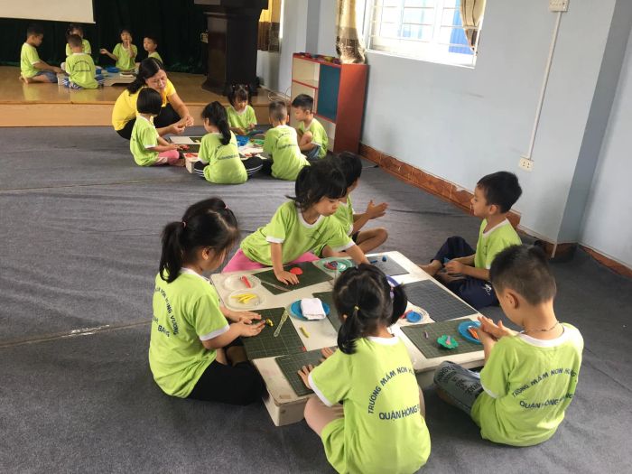 Hình ảnh Trường mầm non Hùng Vương - Khoảnh khắc hạnh phúc của các bé trong giờ học sáng tạo, nơi tri thức được truyền đạt qua niềm vui và sự trải nghiệm.