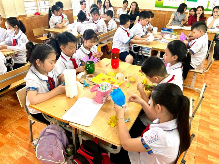 Ảnh 1: Cổng trường Tiểu học Quang Trung uy nghiêm với biểu tượng vị anh hùng dân tộc