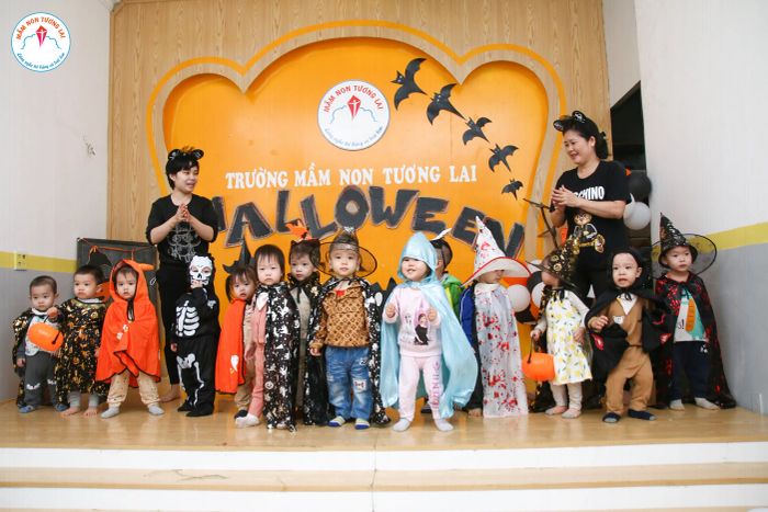 Hình ảnh thứ hai về Trường Mầm Non Tương Lai: Không gian vui chơi ngoài trời đầy màu sắc, nơi trẻ được tự do khám phá và phát triển thể chất.