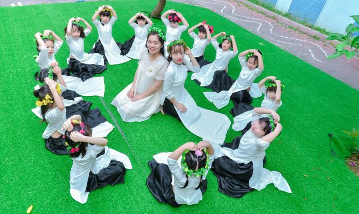 Hình ảnh đầu tiên về Trường Mầm non Hải Viên: Không gian học tập hiện đại với thiết kế mở, nơi ánh sáng tự nhiên và màu sắc tươi sáng kích thích sáng tạo cho trẻ.