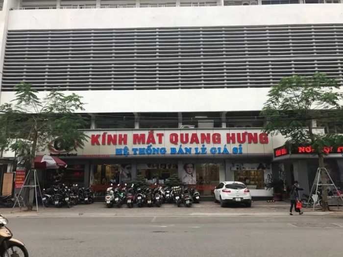 Hình ảnh không gian trưng bày sản phẩm tại Kính Mắt Quang Hưng