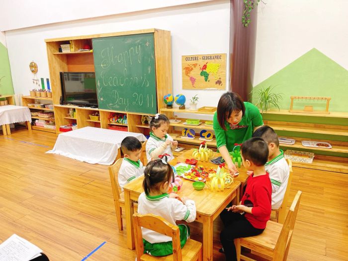 Khám phá khu vườn Montessori ngoài trời tại AMV qua hình ảnh thứ hai - không gian lý tưởng để trẻ học hỏi từ thiên nhiên và phát triển toàn diện.