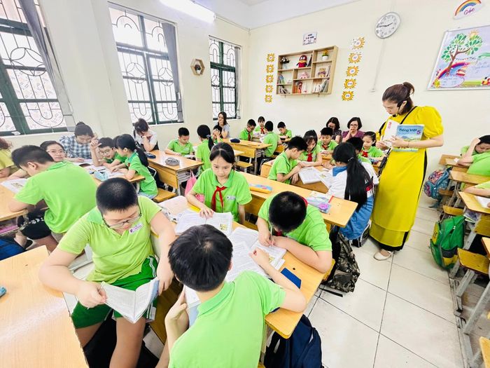 Ảnh 1: Khuôn viên xanh mát với kiến trúc hiện đại của Trường Tiểu học Tân Trào