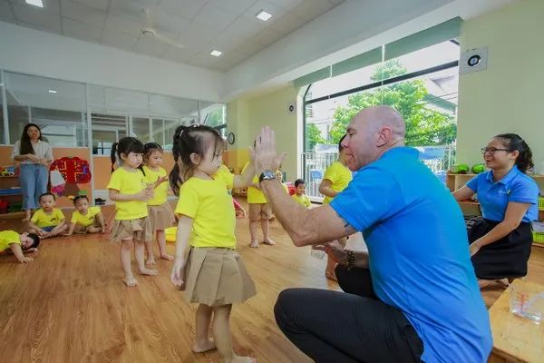 Khám phá khu vui chơi ngoài trời tại Trường mầm non BIBI qua hình ảnh thứ hai - không gian lý tưởng để trẻ phát triển thể chất và giao lưu bạn bè.