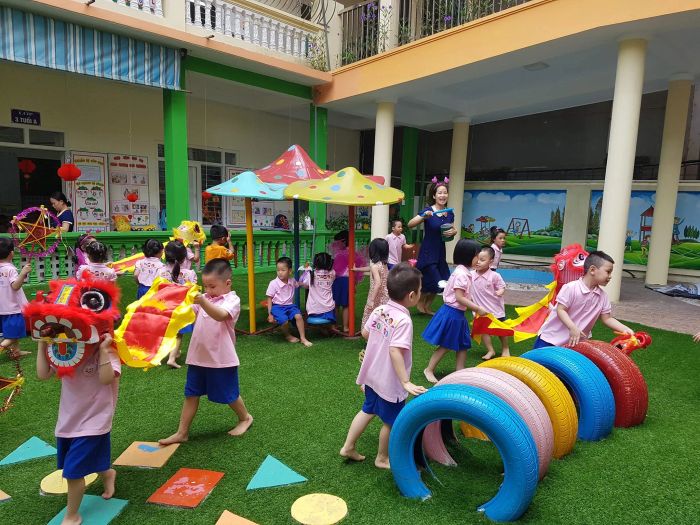 Hình ảnh thứ hai về Trường Mầm non 20-10: Khu vui chơi ngoài trời như cổ tích với hệ thống cây xanh và đồ chơi sáng tạo, nơi trẻ thỏa sức khám phá.