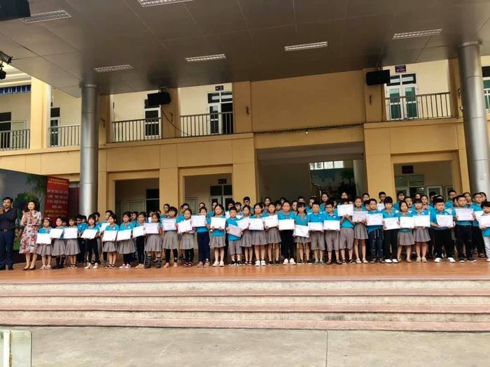 Ảnh 2: Sân trường rộng rãi với các hoạt động ngoại khóa sôi nổi tại Trường Tiểu học Chu Văn An