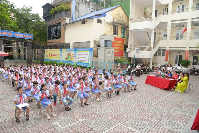 Ảnh 1: Cổng trường uy nghiêm với bề dày lịch sử 50 năm