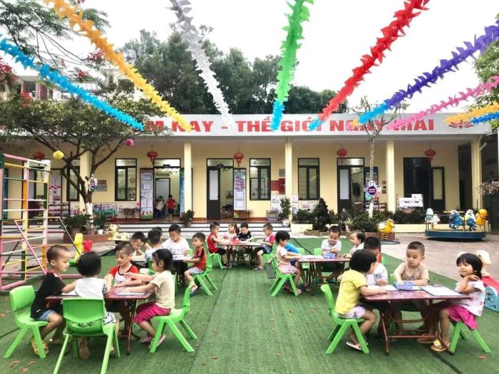 Hình ảnh đầu tiên về Trường mầm non Hạ Long - Hải Phòng: Ngôi trường rợp bóng cây xanh với khuôn viên rộng rãi, nơi ươm mầm hạnh phúc cho những mầm non tương lai.