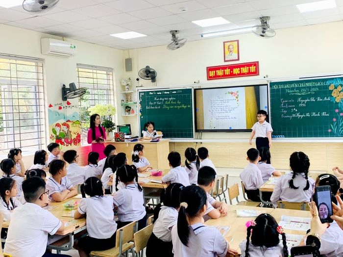 Ảnh 2: Các hoạt động học tập sôi nổi trong lớp học hiện đại