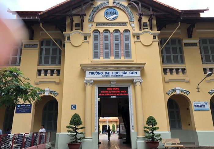 Khuôn viên xanh mát của Đại học Sài Gòn - Nơi ươm mầm tri thức pháp lý