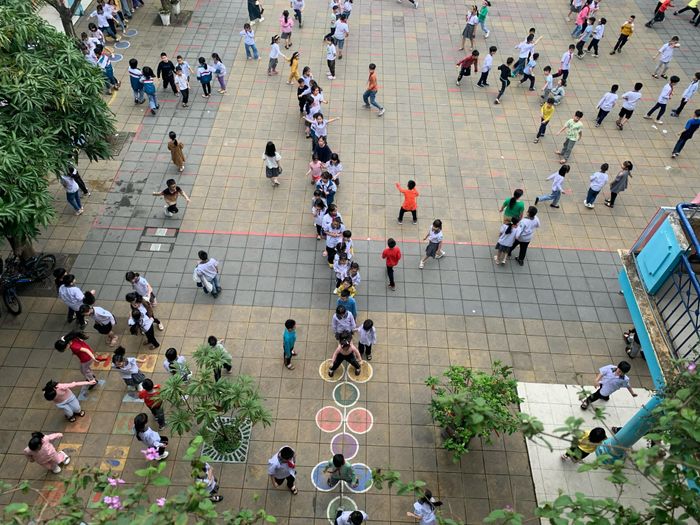 Ảnh 2: Hoạt động học tập sôi nổi trong lớp học hiện đại tại Trường Tiểu học Võ Thị Sáu