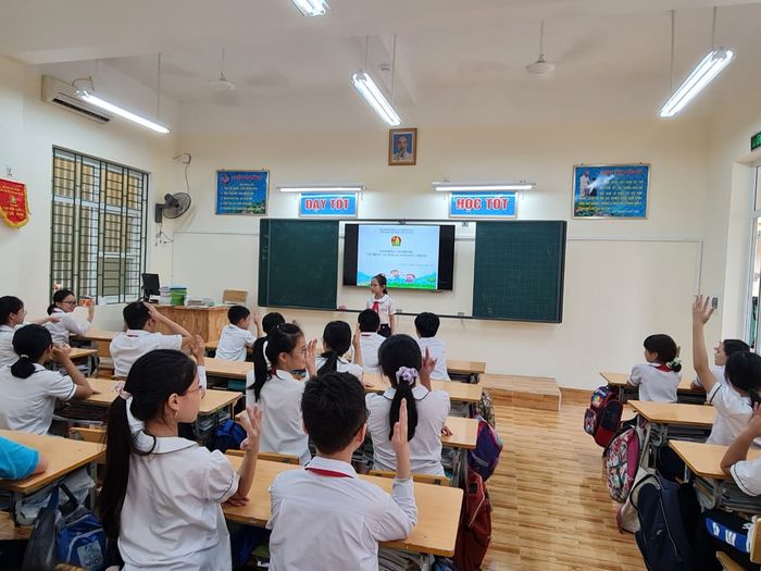 Ảnh 1: Khuôn viên xanh mát với cơ sở vật chất hiện đại của Trường Tiểu học Chu Văn An