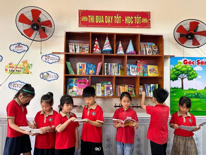 Ảnh 1: Khuôn viên xanh mát với kiến trúc hiện đại của Trường Tiểu học Tràng Cát