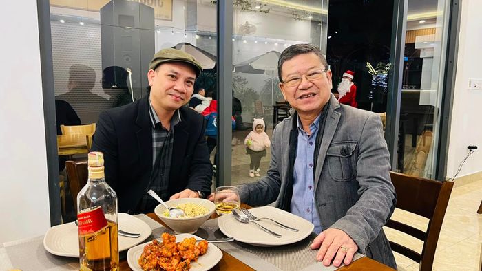 Khách thưởng thức bữa ăn tại nhà hàng