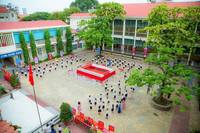 Ảnh 1: Toàn cảnh khuôn viên rợp bóng cây xanh của Trường Tiểu học Nguyễn Thị Minh Khai