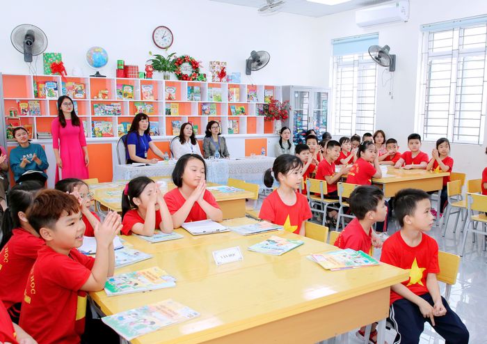 Ảnh 2: Khuôn viên xanh mát cùng các hoạt động ngoại khóa sôi nổi tại Trường Tiểu học Nguyễn Đức Cảnh