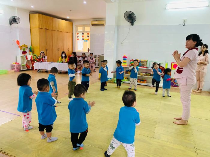 Hình ảnh thứ hai về Trường Mầm non Hải Viên: Khu vui chơi ngoài trời rộng rãi với các thiết bị hiện đại, nơi trẻ phát triển thể chất và kỹ năng vận động.
