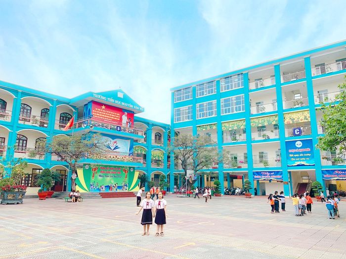 Ảnh 2: Khuôn viên xanh mát với các hoạt động ngoại khóa sôi nổi tại trường