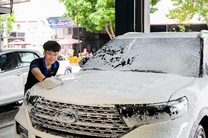 Quy trình rửa xe chuyên nghiệp tại Phúc Anh Car Service - Từng chi tiết đều được chăm chút hoàn hảo