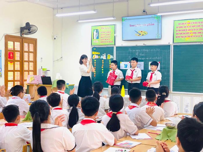 Ảnh 2: Hoạt động học tập sôi nổi trong lớp học tại Trường Tiểu học Tràng Cát