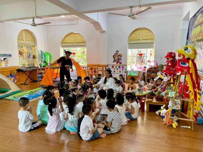 Hình ảnh thứ hai về Trường Mầm Non 8-3: Khu vui chơi ngoài trời rộng rãi, nơi trẻ phát triển thể chất và các kỹ năng xã hội qua các hoạt động tập thể.