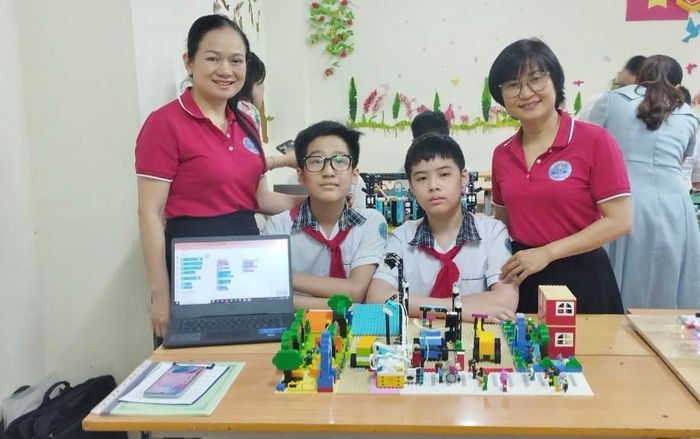 Ảnh 1: Khuôn viên khang trang với kiến trúc hiện đại của trường