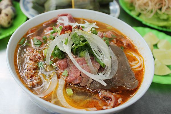 Hình ảnh tô bún bò Huế thơm ngon tại Huyền Anh 2
