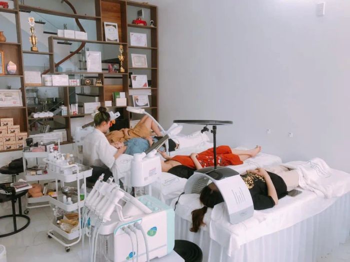Học viên thực hành kỹ thuật makeup tại Dreamers Beauty